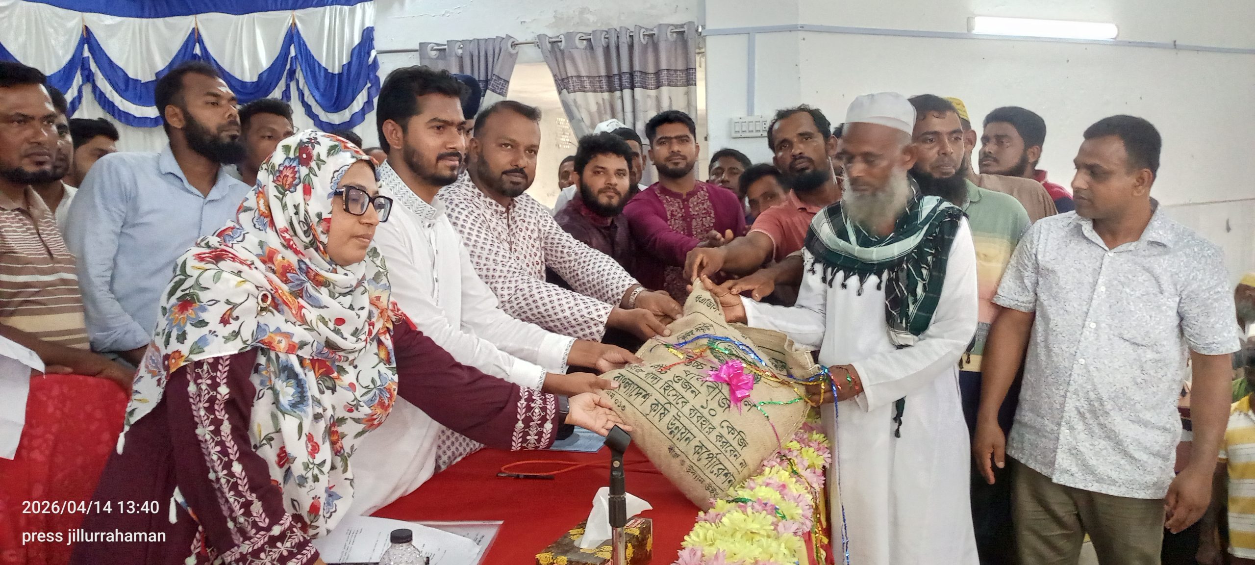 গলাচিপায় খুদ্র ও প্রান্তিক কৃষকদের মাঝে বিনামূল্যে বীজ ও রাসায়নিক সার বিতরণ