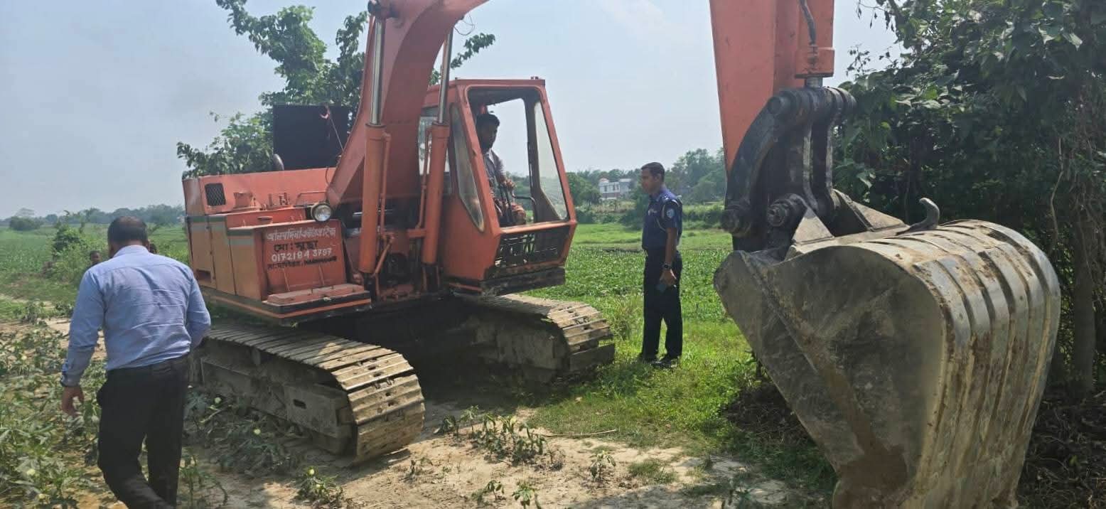 হোমনায় অবৈধভাবে কৃষি জমির মাটি কাটার অপরাধে  ৭০ হাজার টাকা জরিমানা 